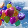 Zwevende verjaardagsballonnen voor een verjaardagsfeest